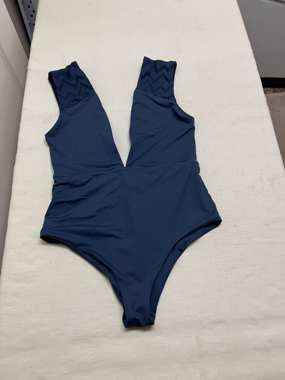 Tavik Swimwear L navy chevron Eden plunge swimsuit - Picture 3 of 12